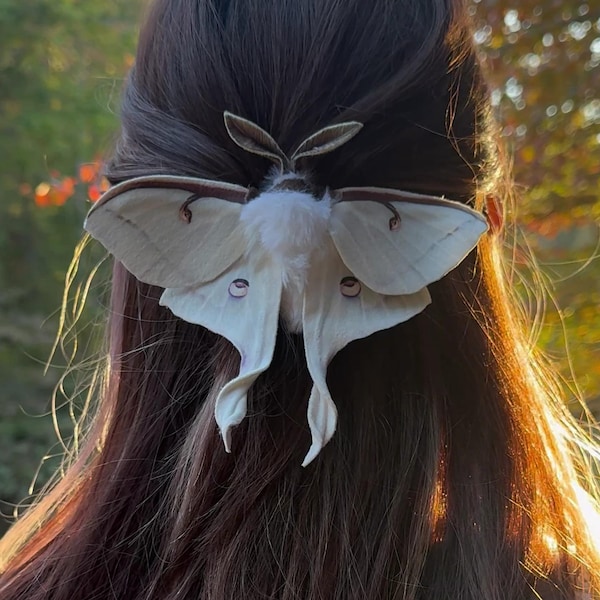 Ręcznie robiona spinka do włosów z motywem białej orchidei i ćmy Luna Moth