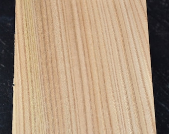 Puede incluir: Primer plano de una chapa de madera de color marrón claro con un patrón de veta recta.
