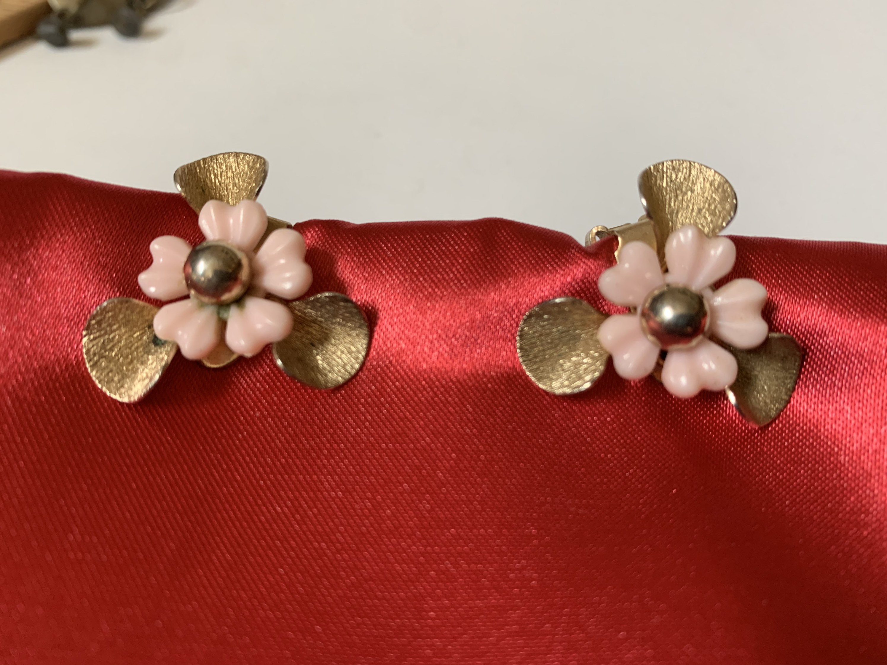 Boucles D'Oreilles Vintage Fleur Plaqué Or - Bakélite Rose Pêche