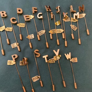 Pin inicial vintage de los años 80 bañado en oro, nuevo stock antiguo, tono dorado, incluye 1 pin con la inicial de su elección de la A a la Z. Hecho en Corea.