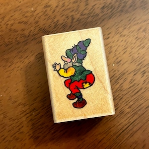Bloc de tampon en bois et en caoutchouc vintage des années 1990, marque Stampendous, inutilisé avec un design elfe ou gnome fabriqué aux États-Unis