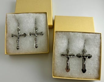 Boucles d'oreilles crucifix vintage argentées : neuves d'ancien stock des années 1990, fabrication tchèque