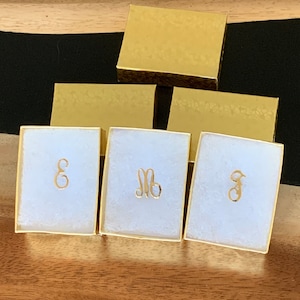 Pines iniciales vintage de los años 60 E, M o F en tono dorado. Incluye 1 pin que elijas.