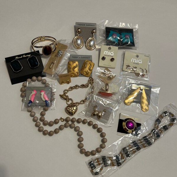 Vintage new old stock 1980s and 90s mixed jewelry lot includes 18 pieces as seen in pictures