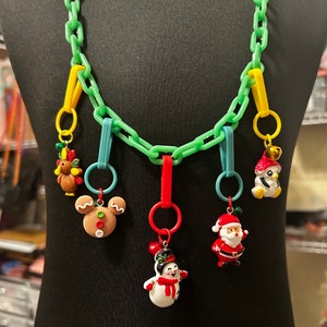 Collar con dije de campana estilo años 80 hecho a mano: cadena de plástico, dijes navideños