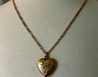 vintage 12k G.F. Collier médaillon coeur en or jaune, gravure florale, chaîne 18 pouces