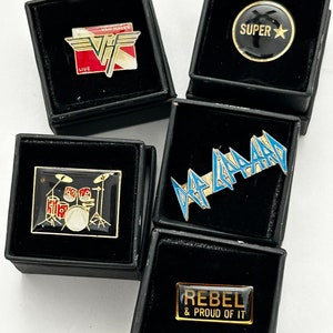 Lote de alfileres de sombrero esmaltados vintage raros de la década de 1990, nuevos, de stock antiguo, con base y respaldo en tono dorado. Incluye los 5 alfileres.