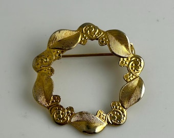 Broche vintage cercle couronne de feuilles de fleurs roses ton or