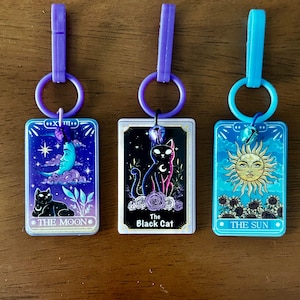 Amuletos de campana de carta del Tarot, recreación de los amuletos de campana originales de la década de 1980. 3 opciones para elegir: El Sol, La Luna, El Gato Negro. Incluye 1.