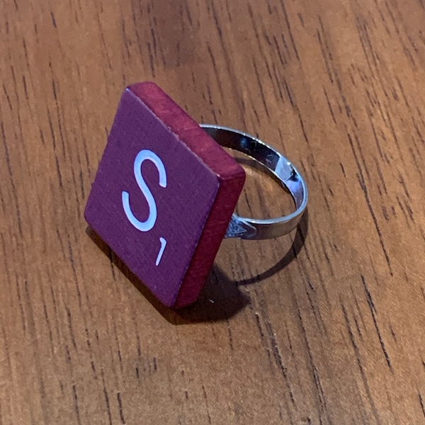 Scrabble vintage des années 1970, bague carrelée, initiale S finition cerisier sur une bague fantaisie argentée réglable sans nickel