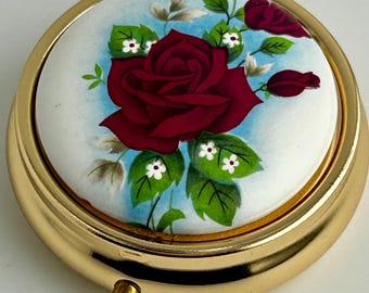 boîte à pilules vintage dorée avec motif roses rouges, fabriquée au Japon, plateau de séparation