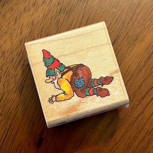 Bloc de tampon en bois et en caoutchouc vintage des années 1990, marque Stampendous, inutilisé avec un design elfe ou gnome fabriqué aux États-Unis