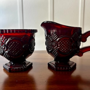 Vintage Avon Cape Cod Rubinrött glas socker- och gräddkanna