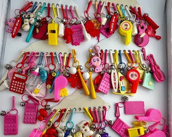 Lot de 65 breloques Bell vintage des années 1980 + 65 pièces avec cartes de suspension originales New Old Stock