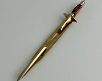 Vintage Swank Sword slipsspänne sedelklämma, guldfärgad med magenta ädelsten