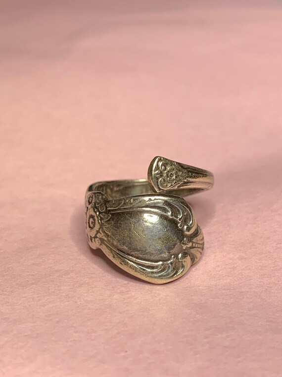 1847 Roberts Bro SI silver plated adjustable spoon ring Beautiful metal work Vintage piece.