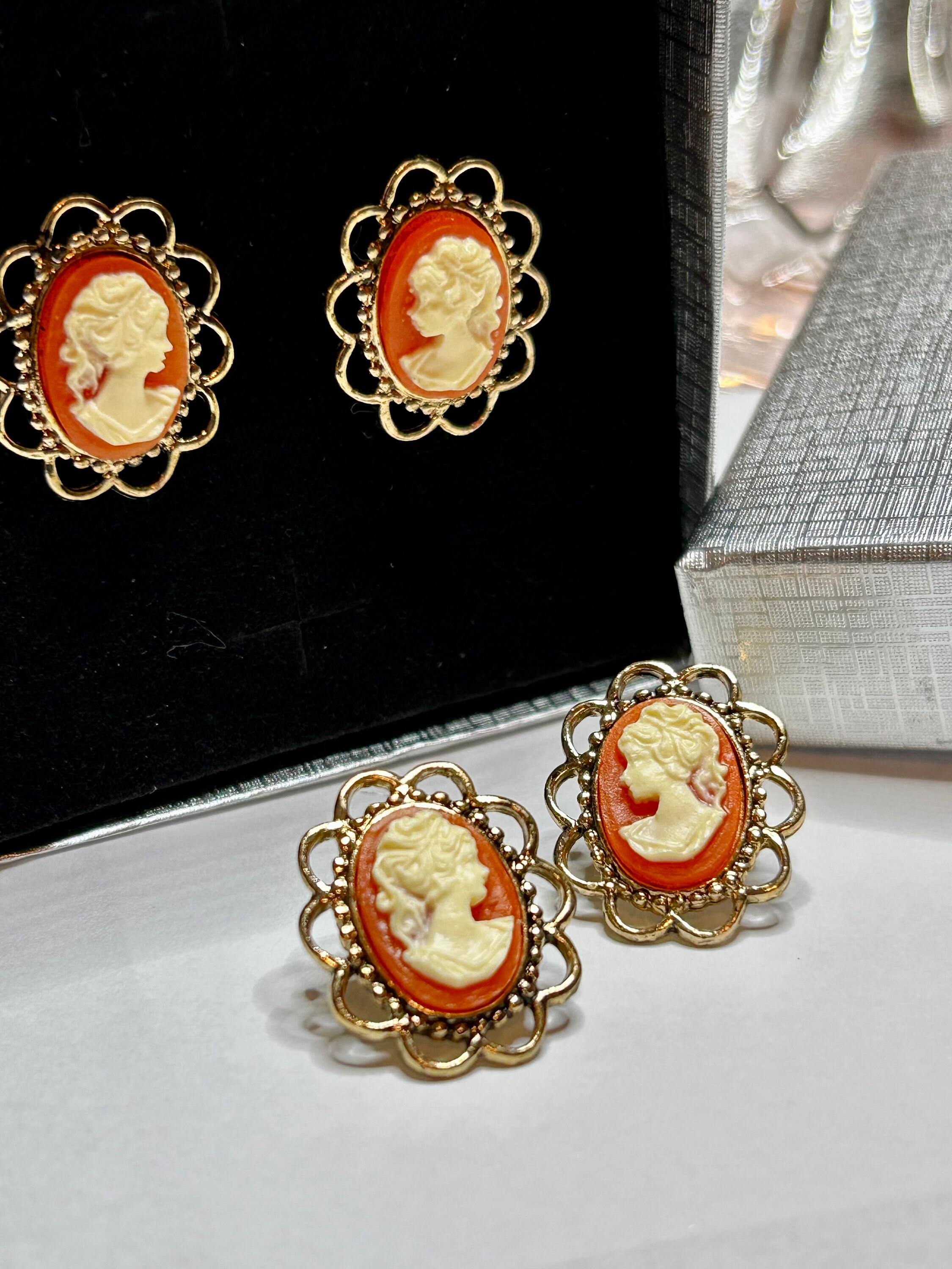 Boucles D'oreilles Anciennes Pendantes En Bakélite Deux Tons Vert, Camée - Vintage Français
