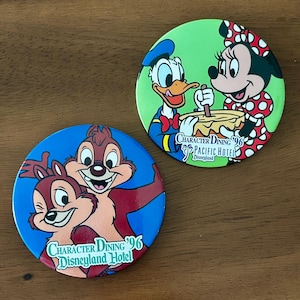 Odznaka z postacią z restauracji Disneyland Hotel z 1996 r. Zawiera 1 odznakę z postacią Chipa i Dale'a lub Minnie i Donalda do wyboru w opcjach