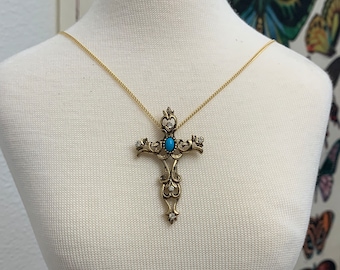 Colar vintage com cruz cravejada de strass: turquesa sintética, tom dourado, estilo anos 90