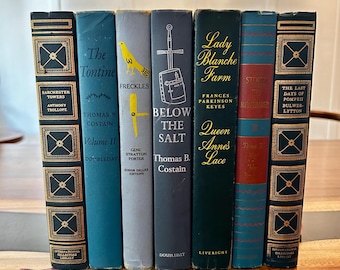 Ensemble de livres bleus vintage pour une mise en scène ou pour votre bibliothèque 1946-1957