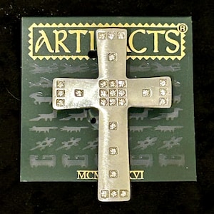 Artefactos antiguos: broche con cruz de cristal en tono plateado firmado por J.J., nuevo y de stock antiguo con tarjeta de etiqueta para colgar original