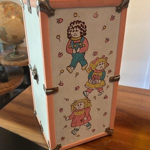 Baúl armario de madera y metal para muñecas Cabbage Patch Kids, estilo vintage de los años 80.