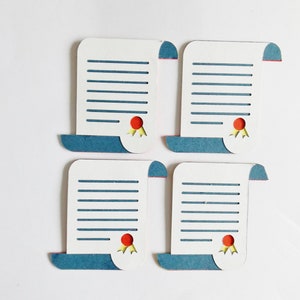 Peut inclure: Quatre parchemins en papier blanc avec des accents bleus et rouges. Chaque parchemin a un sceau rouge et un ruban jaune. Les parchemins sont disposés en forme de carré.