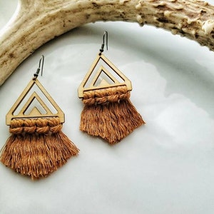 Wood Mountain | Rust macrame earrings