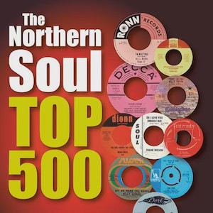 Pode incluir: Uma capa de livro com o título "The Northern Soul Top 500" em letras amarelas sobre um fundo vermelho. A capa apresenta uma colagem de discos de vinil vintage com diferentes etiquetas e títulos.