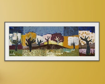 Puede incluir: Una pintura abstracta enmarcada de un paisaje con árboles en varios tonos de azul, verde, amarillo y marrón. La pintura está colgada en una pared amarilla sobre un armario blanco con moldura de madera.