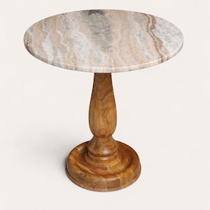Könnte beinhalten: Kleiner, runder Beistelltisch mit Marmorplatte und Holzfuß. Die Tischplatte hat ein wirbelndes Muster aus Grau, Beige und Weiß. Der Holzfuß ist warmbraun und hat ein Säulendesign. Der Tisch eignet sich für ein Wohn- oder Schlafzimmer.