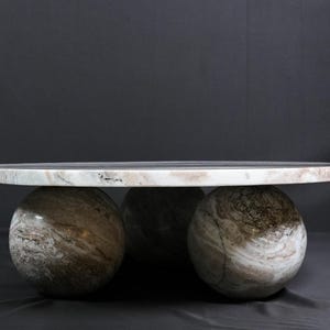 Ronde marmeren salontafel met drie stenen onderstellen, moderne tafel in het midden, minimalistisch interieur afbeelding 4