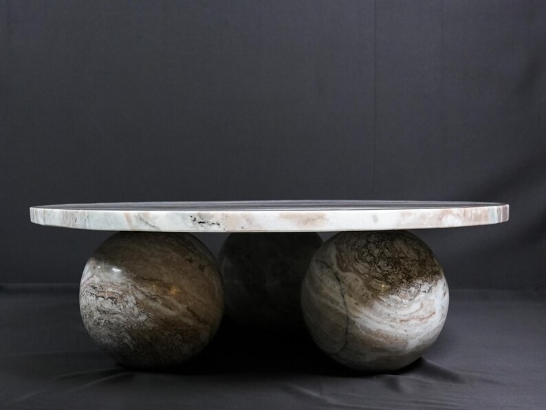 Ronde marmeren salontafel met drie stenen onderstellen, moderne tafel in het midden, minimalistisch interieur afbeelding 4