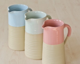 Krüge (0,5 Liter) für Milch, Saft oder Wasser in verschiedenen Farben