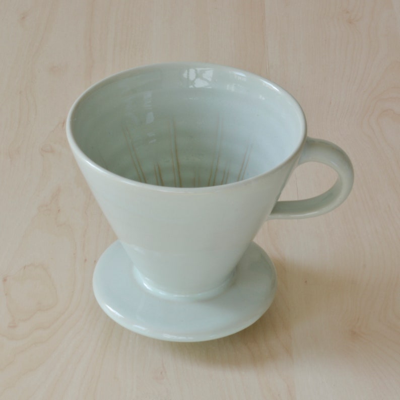 moderner Krug für Milch, Saft oder Wasser in verschiedenen Größen von 0,35 bis 1 Liter, innen und teilweise aussen hellgrün glasiert Bild 9