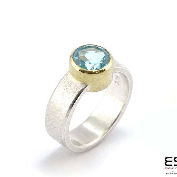 Handgemachter Ring aus 925 Silber, 18 karat Gold mit natürlichem 8 mm Sky Blue Topas elegant minimalistisch