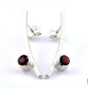 Orecchini granato argento, orecchini con pietra preziosa granato, orecchini eleganti pietre preziose, orecchini granato, orecchini granati minimalisti moderni, orecchini