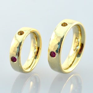 Trouwringen set goud, trouwringen met edelstenen, hedendaagse 18k gouden trouwringen, geelgouden trouwringen, moderne 18k gouden ringen