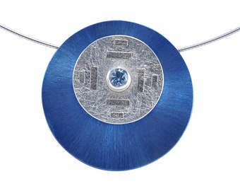 Moderner eleganter Anhänger aus blauem Titan 18 karat Weissgold 925 Silber 5 mm Blauer Topas ausgefallen Titanschmuck Halsschmuck
