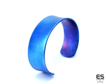 Bracelet manchette en titane fait à la main 20 mm de large bleu clair traité thermiquement contemporain minimaliste élégant unisexe pour hommes et femmes sans allergie