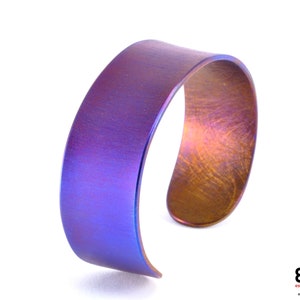 Handmade Titanium Cuff Bracelet 20 mm wide violett / blue / purple heat treated minimalist modern contemporary design allergy free jewelry