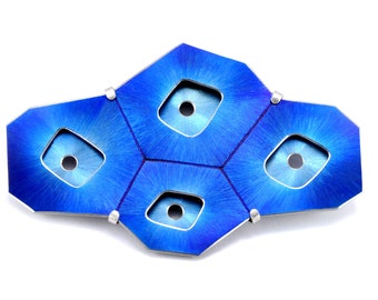 Brosche aus Titan, moderne Brosche aus Blauem titan, Kunstschmuck Broche, Einzelstück Brosche, ausgefallene Brosche, geometrische Brosche
