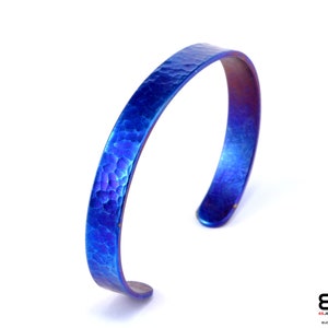 Handmade heat treated Titanium cuff Bracelet 7 mm wide blue forged surface unisex design for men and women allergy free jewelry