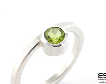 Stackable silver peridot ring, peridot engagement ring, minimalist peridot ring, soliteire with peridot gemstone, minimalist peridot ring