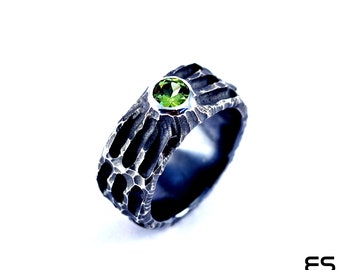 Black Silver Ring with Peridot, Brutalist peridot Ring, Oxidized silver ring with peridot, elegant peridot ring, Peridot gemstone ring