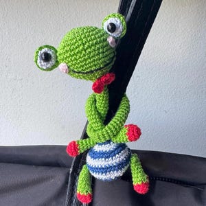 Puede incluir: Un juego de tres cuencos de cerámica apilables en tamaños graduados. Los cuencos presentan un acabado mate moteado en tonos crema, gris claro y gris oscuro. El cuenco más grande tiene aproximadamente 18 cm de diámetro.