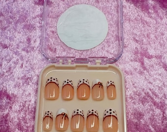 Vierkante nagels met stippen
