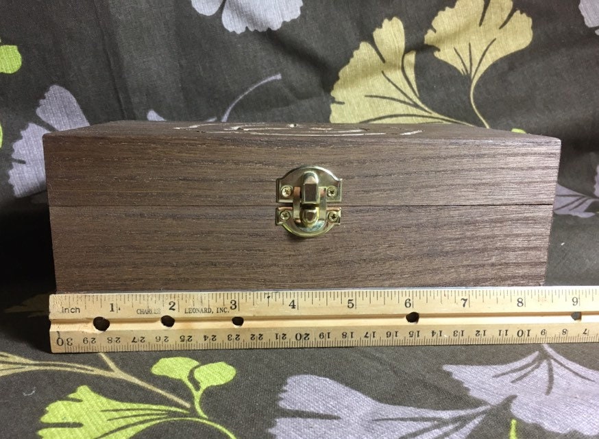 Caja de madera tallada a mano con bisagra y cierre de SCP Logo | Etsy