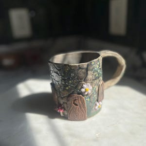 Può includere: Un cartello in legno rustico con la scritta "Welcome to our home" in lettere bianche. Il cartello presenta una finitura invecchiata e un design semplice e invitante, perfetto per l'arredamento della porta d'ingresso.