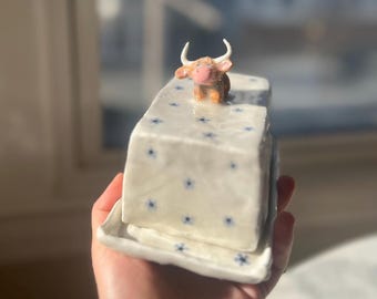 手作りの陶器製バターディッシュ、牛の彫刻が施された蓋付き、白い花柄のバターキーパー、コテージキッチン陶器、一点物